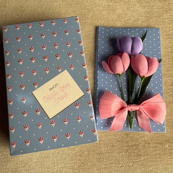 VINTAGE (1984) AVON DELICATE SPRING CORSAGE - Picture 1 of 2